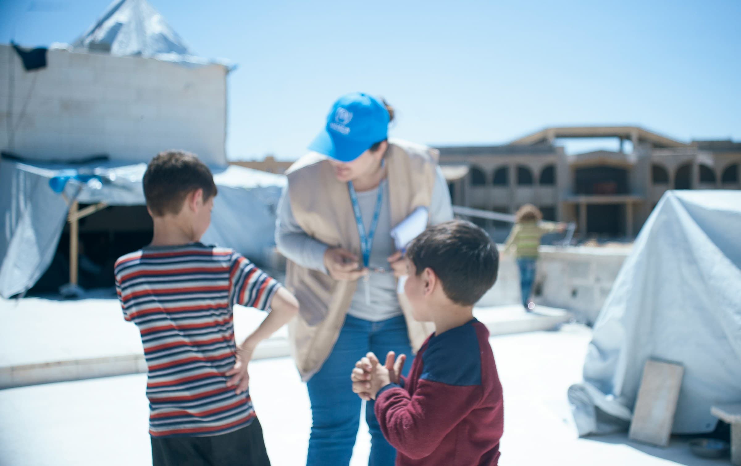 UNCHR worker with children